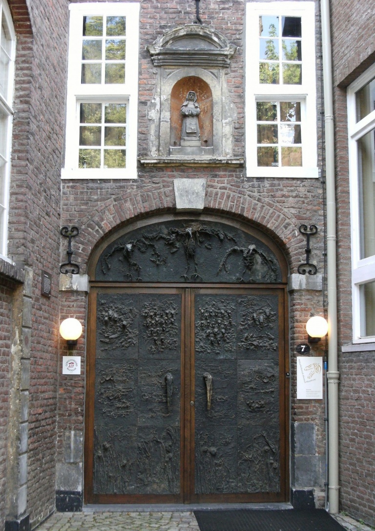 1920px-Entrance_to_Natuur_Historisch_Museum.jpeg