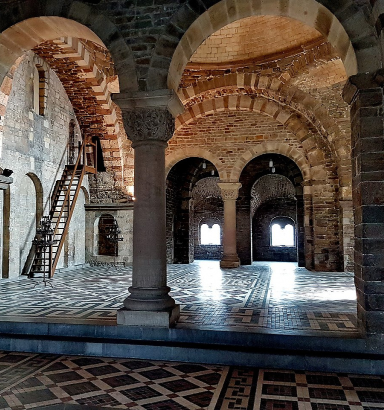 Maastricht,_St-Servaasbasiliek,_Keizerzaal .jpg